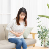 アイキャッチ使用 腹痛 女性