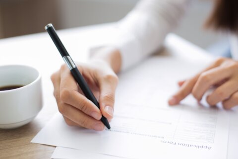 書類 手続き 女性