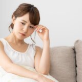 日本人 女性 考え事 悩み 不安