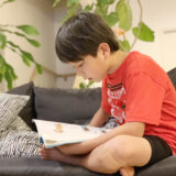 小学生 男の子 音読 読書
