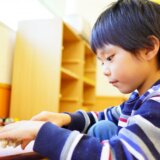 小学生 男の子 おもちゃ 遊ぶ 子ども