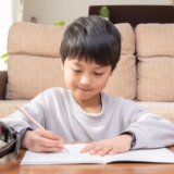 小学生 男子 勉強 宿題 男の子