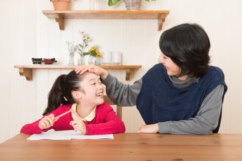 女の子 笑顔 勉強 親子 褒められる 小学生
